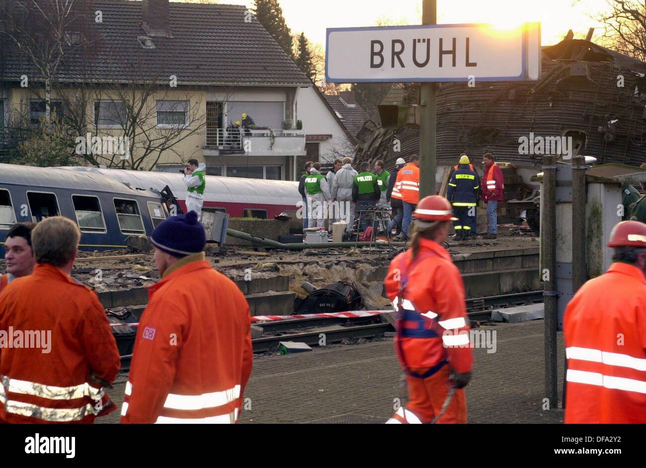 Les forces de sauvetage à pied à travers la gare de Bruehl près de Cologne le 6 février en 2000, où plusieurs wagons ont déraillé. Au moins sept personnes ont été tuées. Banque D'Images