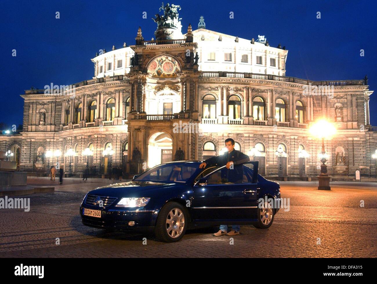 Une Volkswagen Phaeton V10 TDI est debout devant le sur le Semperoper à Dresde Theaterplatz. Selon Volkswagen, les chiffres de vente du modèle lieu constamment, especiallly depuis l'introduction du moteur diesel. Banque D'Images