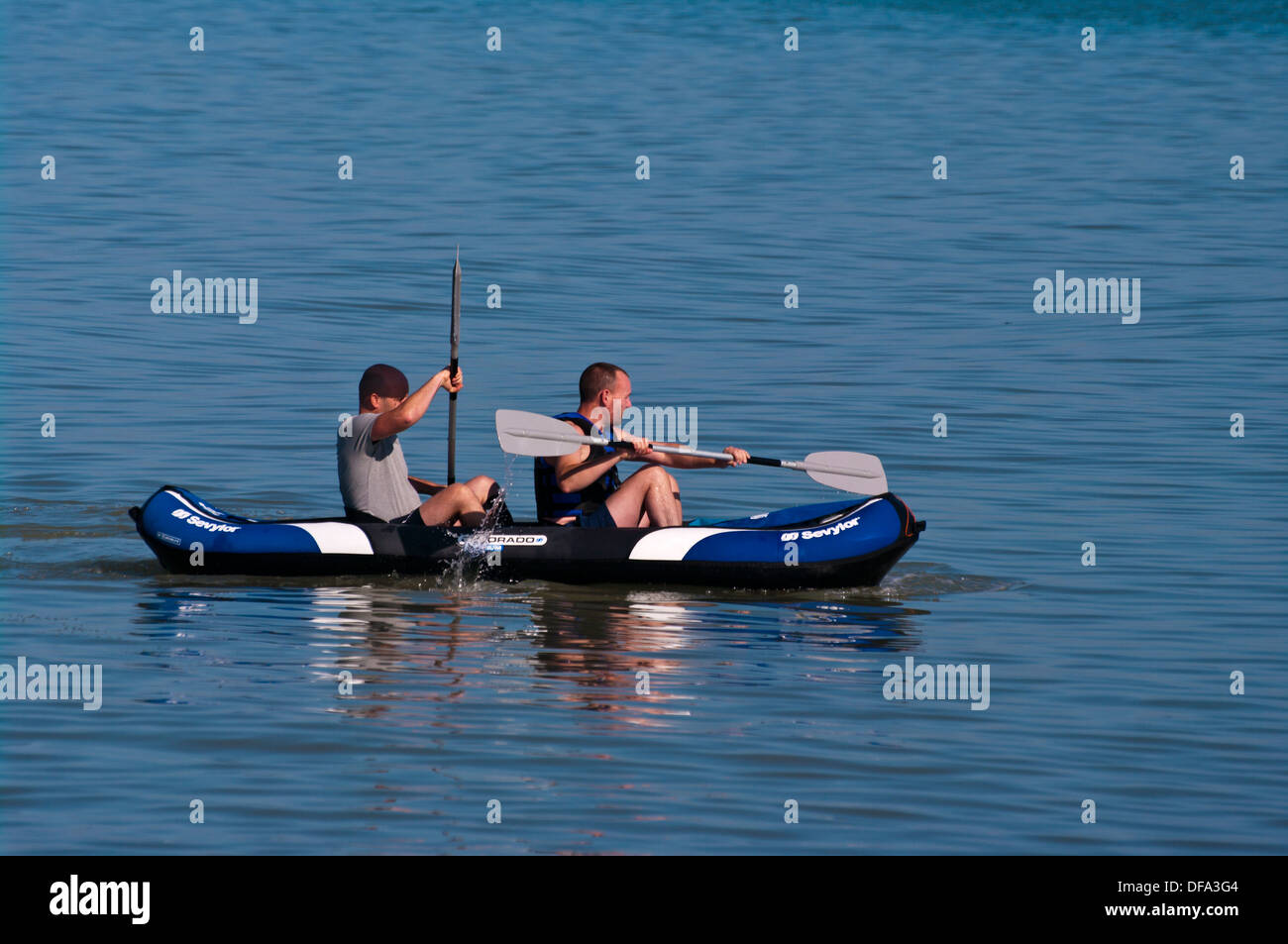 2 hommes kayak dans un kayak sur la mer Banque D'Images