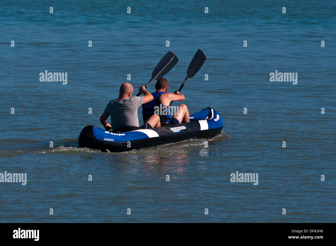 2 hommes kayak dans un kayak sur la mer Banque D'Images