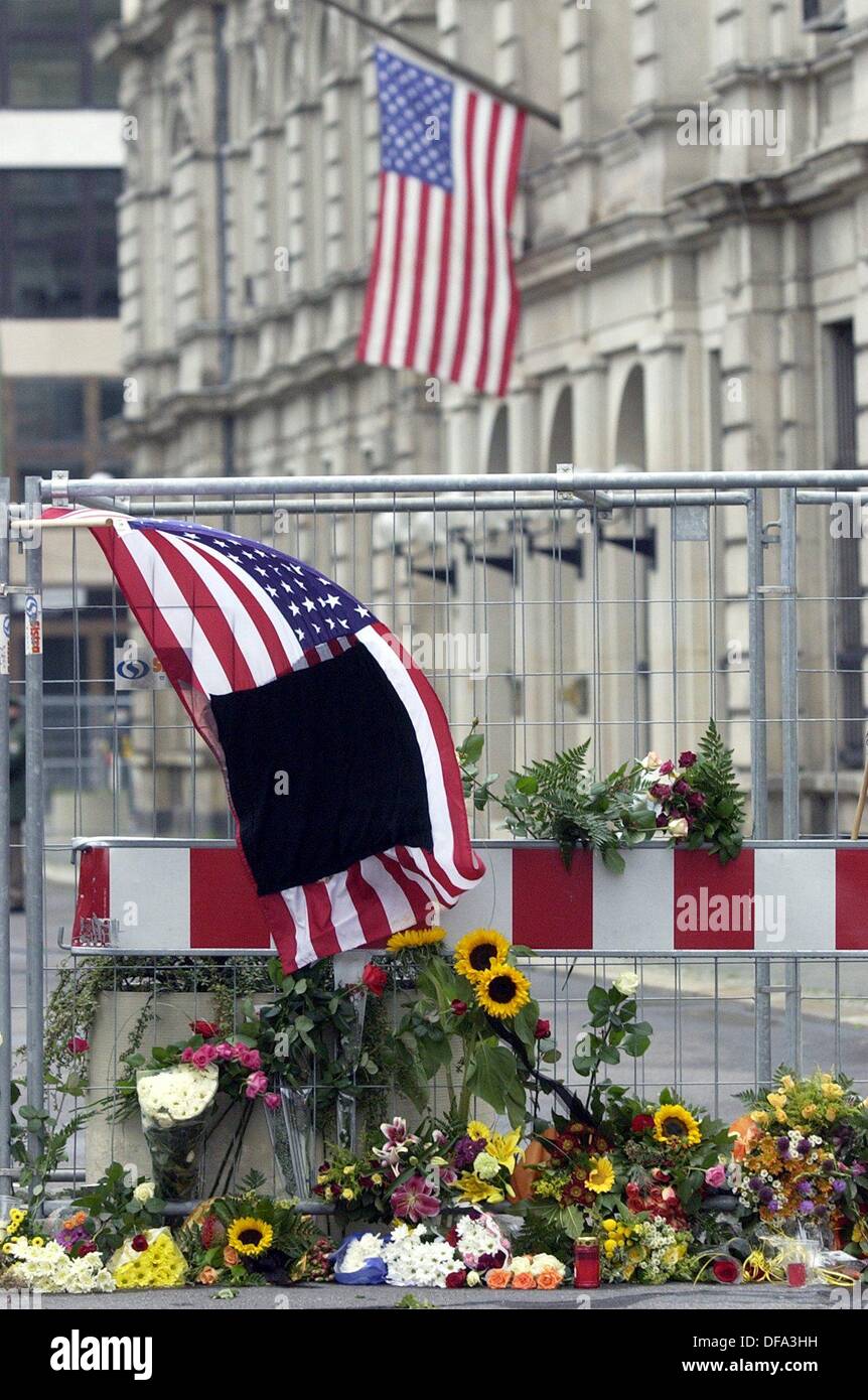 Un drapeau américain et des bouquets de fleurs en face de l'ambassade américaine fermée à Berlin le 12 septembre en 2001 après les attaques terroristes du 11 septembre en 2001. Banque D'Images