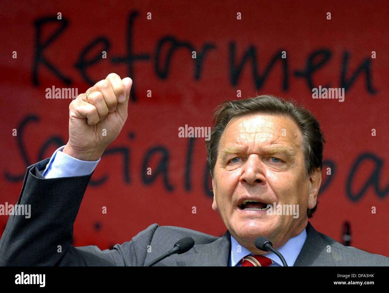 Le chancelier allemand Gerhard Schröder à la central 1er mai rallye sur les 1er mai en 2003 à Kronberg. Banque D'Images