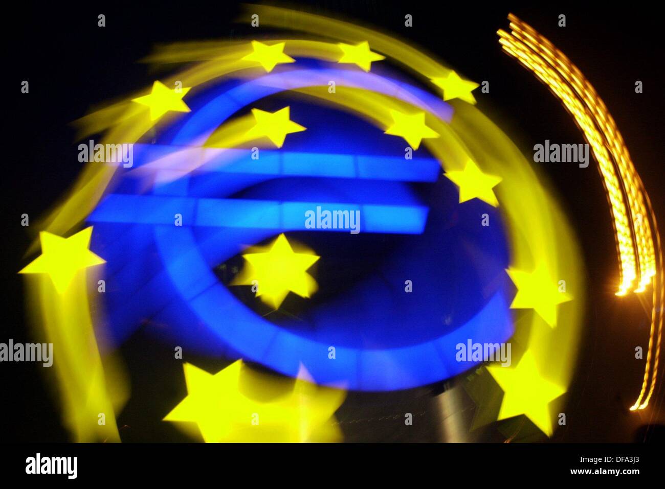 Le symbole de l'Euro est photographié avec un effet tournant en face de la Banque centrale européenne à Francfort, Allemagne, 28 décembre 2002. Un an après l'introduction de l'euro, la majorité des Allemands pleure après le D-mark se référant à une enquête de la Commission de l'UE. Mots clés : affaires, économie d'entreprise  et finance, monnaie, argent, euro, vision de nuit, illuminé, les étoiles Banque D'Images