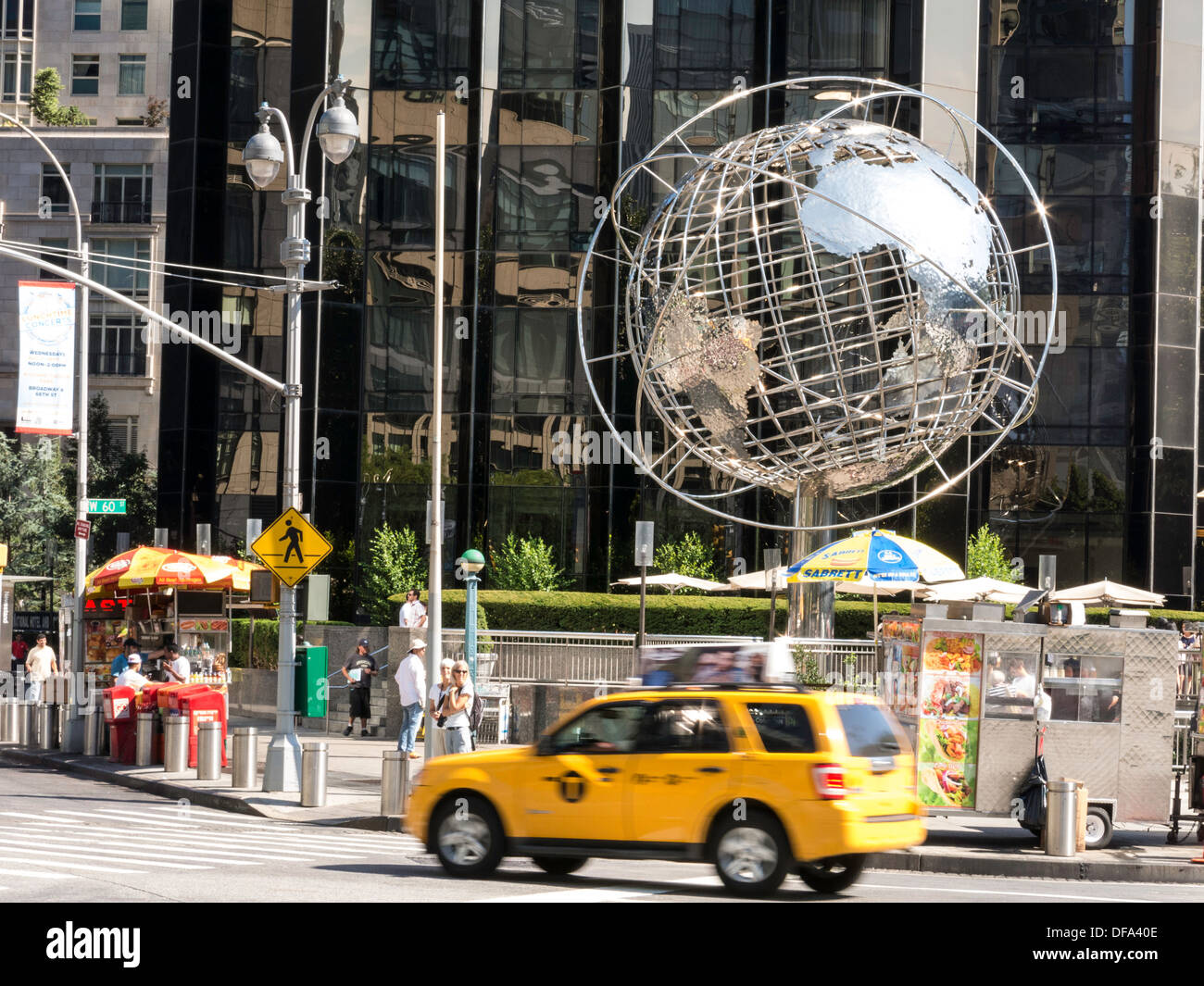 Avec Globe Columbus Circle et le trafic, NYC Taxi Banque D'Images