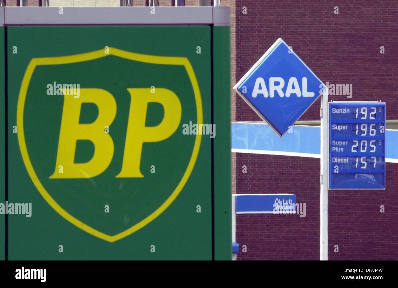 (Afp) - Le logo du groupe pétrolier britannique BP est suspendue vis-à-vis d'Aral concurrent sur une route à Wesel, Allemagne (photos du 16 juillet 2001). BP a pris plus de 51 pour cent de Veba Oil, propriétaire d'Aral, et est ainsi devenue le plus grand opérateur de l'essence de l'Allemagne. Banque D'Images