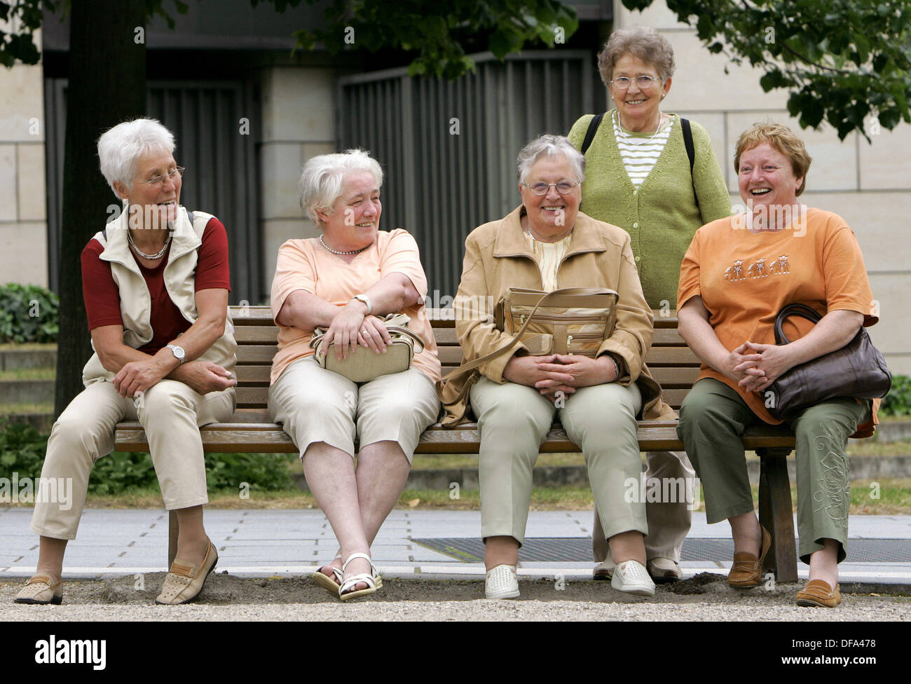 Les personnes âgées de sexe féminin dans une bonne humeur en face du Landtag à Düsseldorf le 21 juin en 2006. Banque D'Images