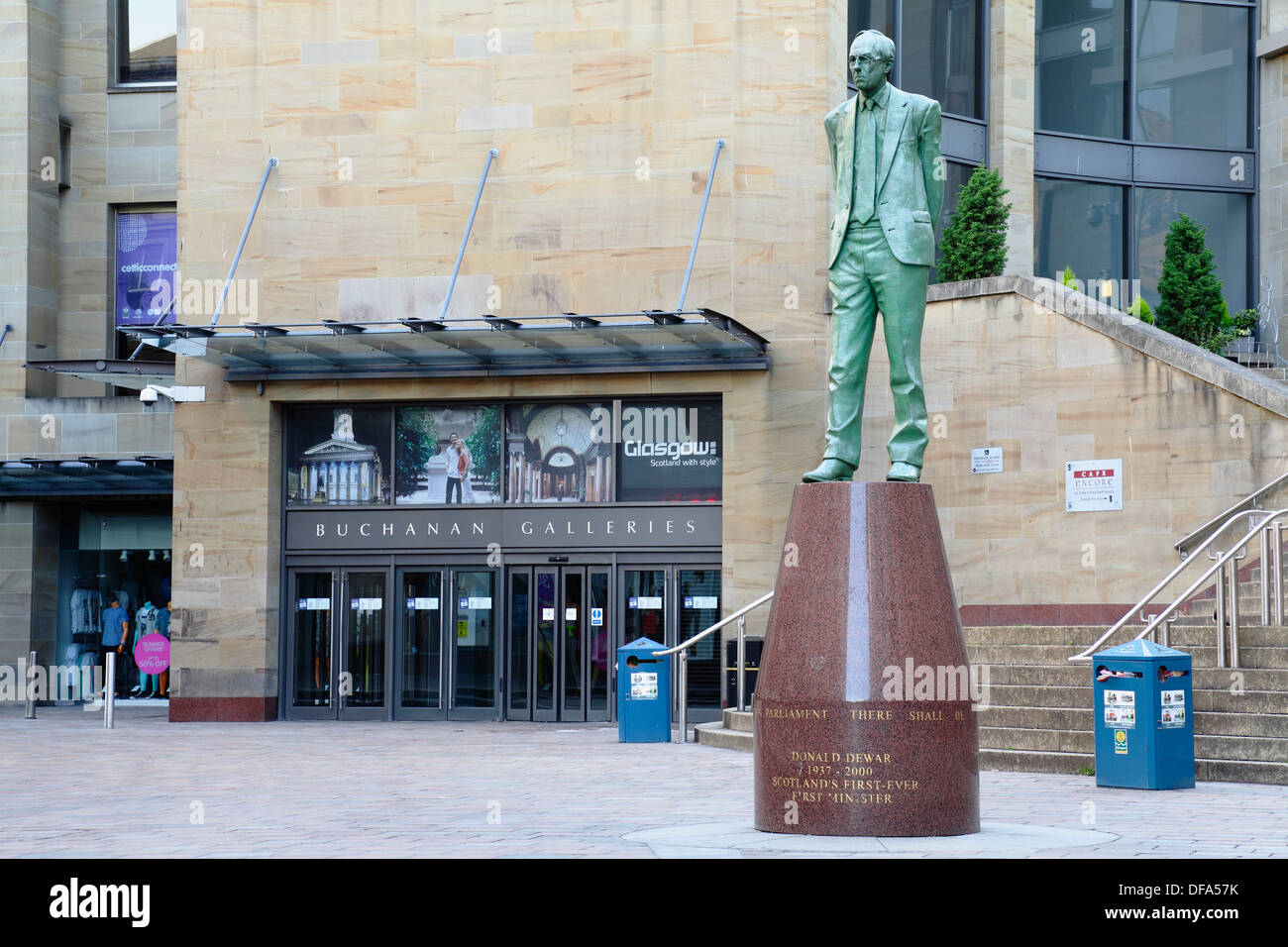 Statue de Donald Dewar sur Buchanan Street dans le centre-ville de Glasgow, Écosse, Royaume-Uni Banque D'Images