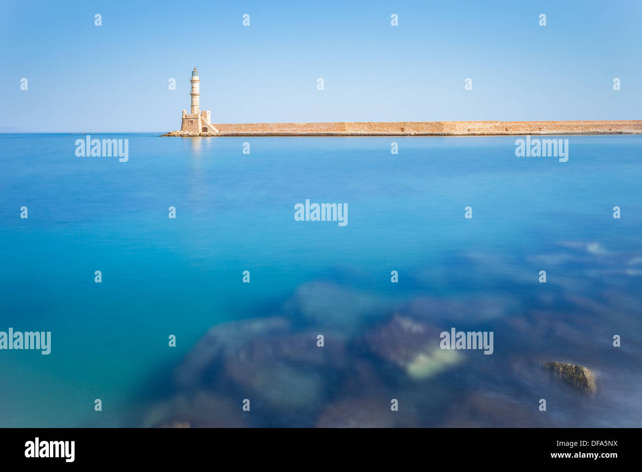 Chania, Grèce : ancien phare dans le vieux port vénitien de La Canée en Crète. Banque D'Images