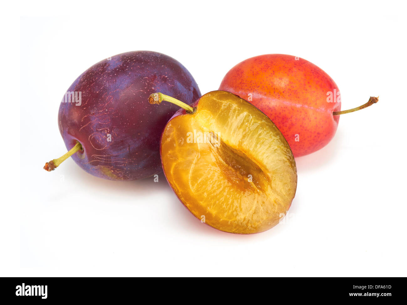 Ensemble et la moitié des prunes sur un fond blanc. Banque D'Images