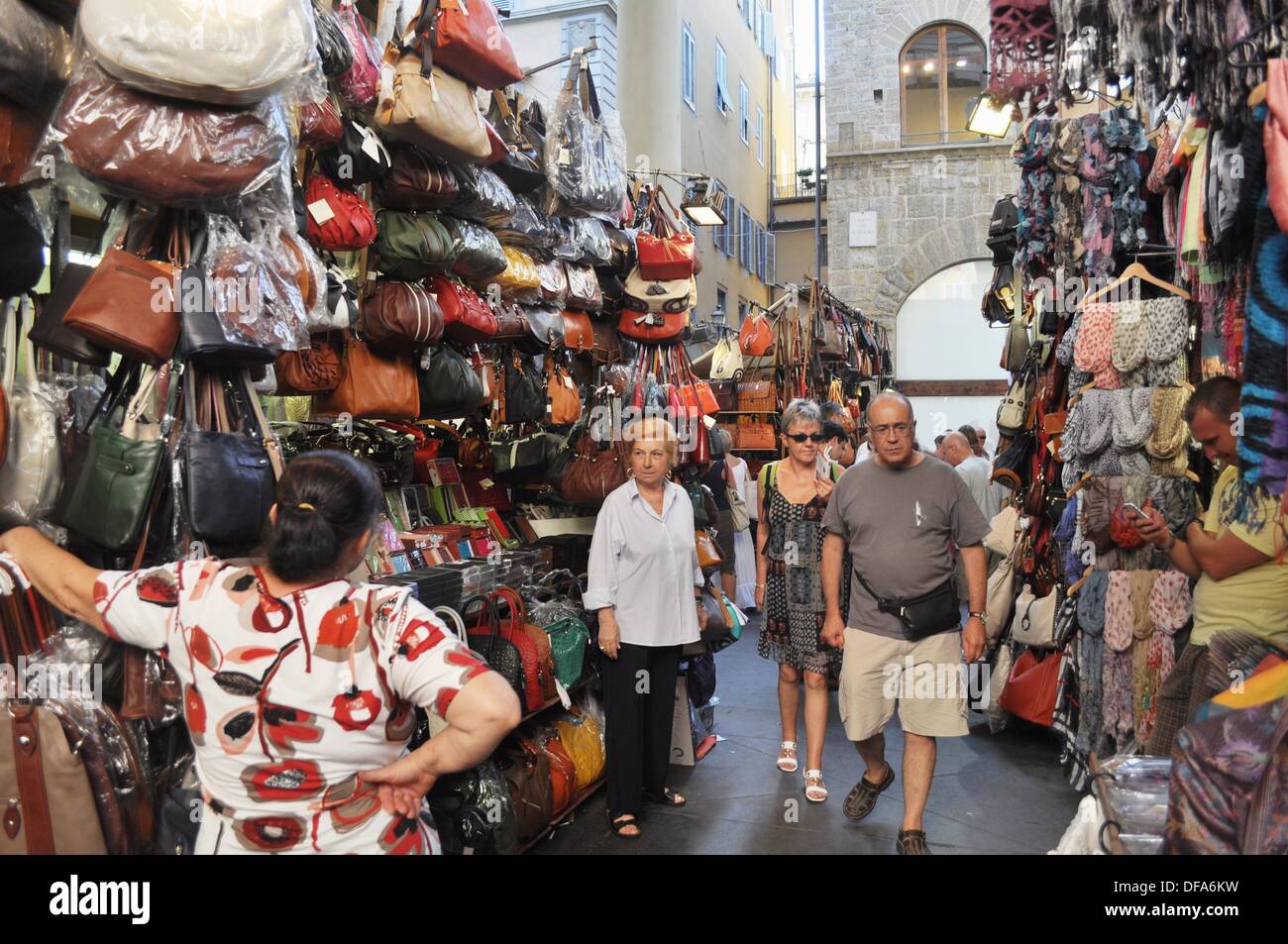 Firenze (Italie) : Les sacs en cuir et cale au Mercato Nuovo Photo Stock -  Alamy