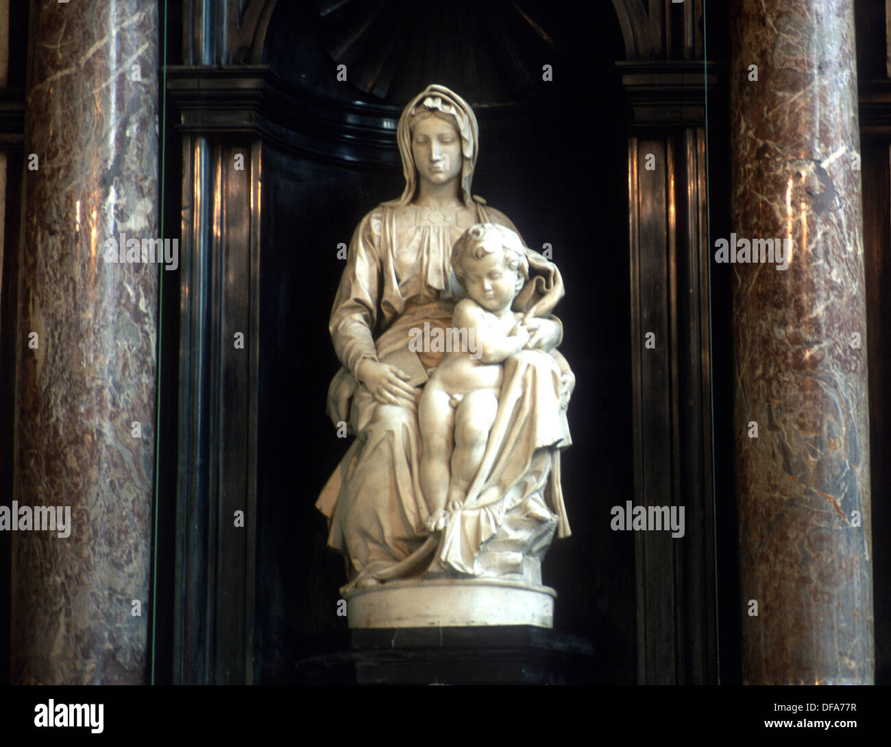 Vierge à l'ENFANT PAR MICHAEL ANGELO BRUGES BELGIQUE Banque D'Images