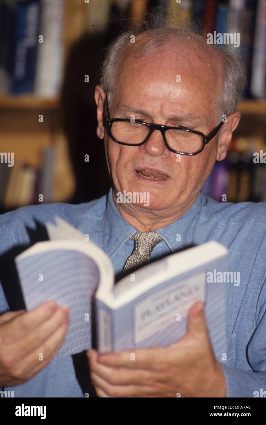 JOHN GREGORY DUNNE Booksigning Playland au chapitre 1994 Librairie.l9249jkel.(Image Crédit : © James M. Kelly/Photos/ZUMAPRESS.com) Globe Banque D'Images