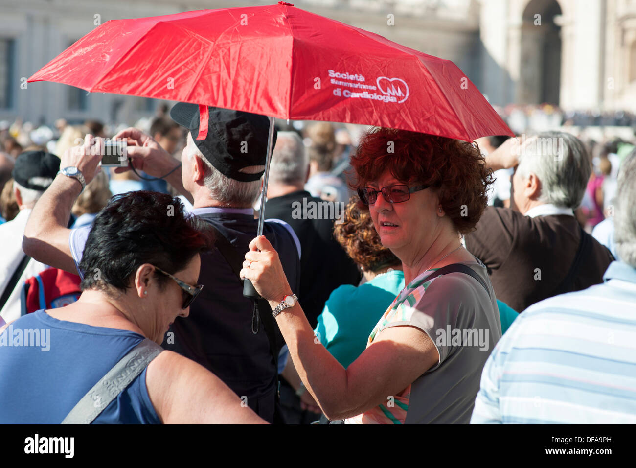 Pèlerins sur la Place Saint-Pierre dans l'audience du Pape François Banque D'Images