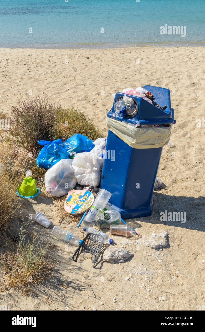 Poubelle débordant sur une plage grecque, Paros, Grèce Banque D'Images