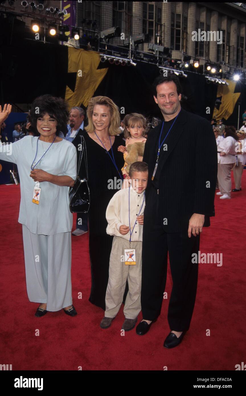 EARTHA KITT Kitt Shapiro avec sa fille et sa famille.Hercules Disney World premiere semaine 1997.30866ar.(Image Crédit : © Andrea Renault/Photos/ZUMAPRESS.com) Globe Banque D'Images