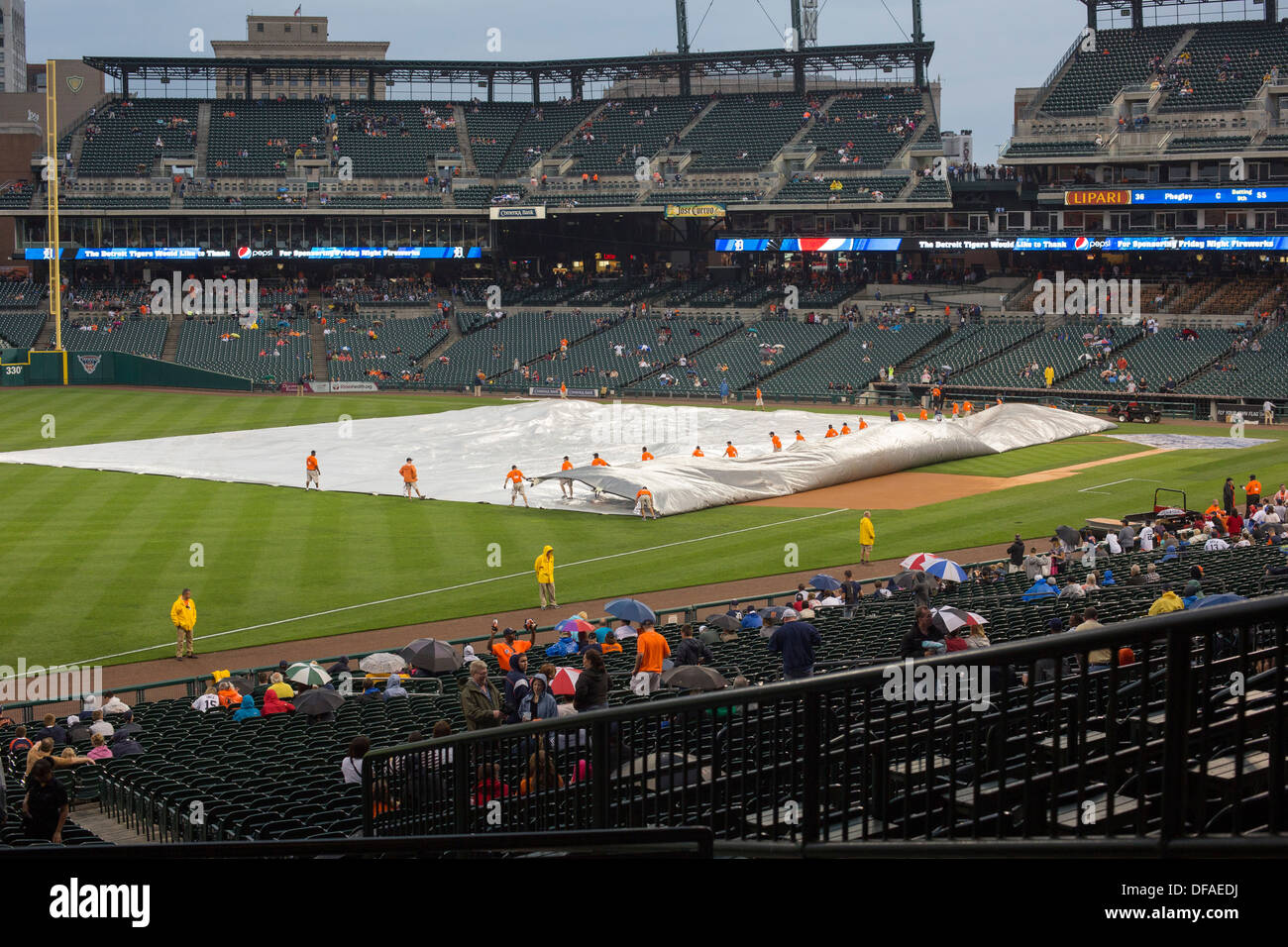 Detroit, Michigan - Les motifs crew supprime la toile du terrain à Comerica Park, domicile de l'équipe de baseball des Detroit Tigers. Banque D'Images