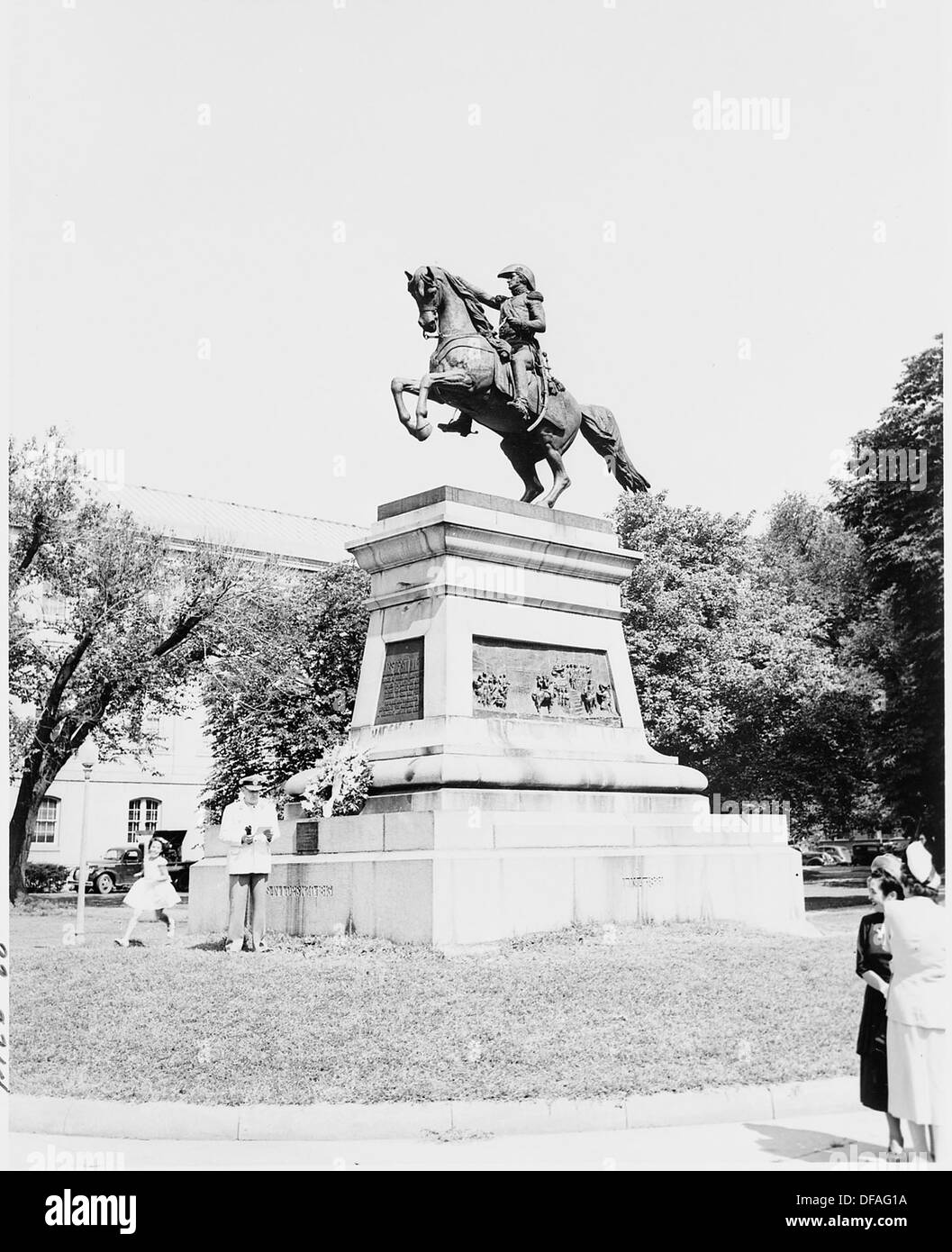 Cérémonie de dépôt de gerbes à la statue de San Martin patriote sud-américain à Washington, D. C. Il y a une... 199872 Banque D'Images