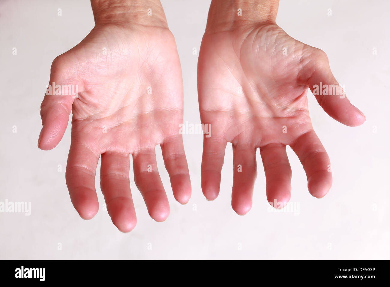 Les paumes vers le haut les mains vides tendues Banque D'Images