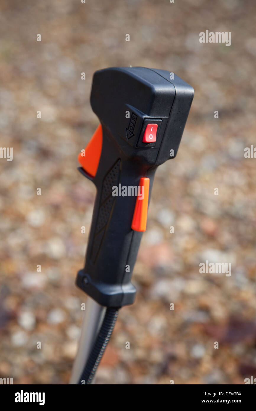 Le commutateur d'un strimmer essence UK Banque D'Images