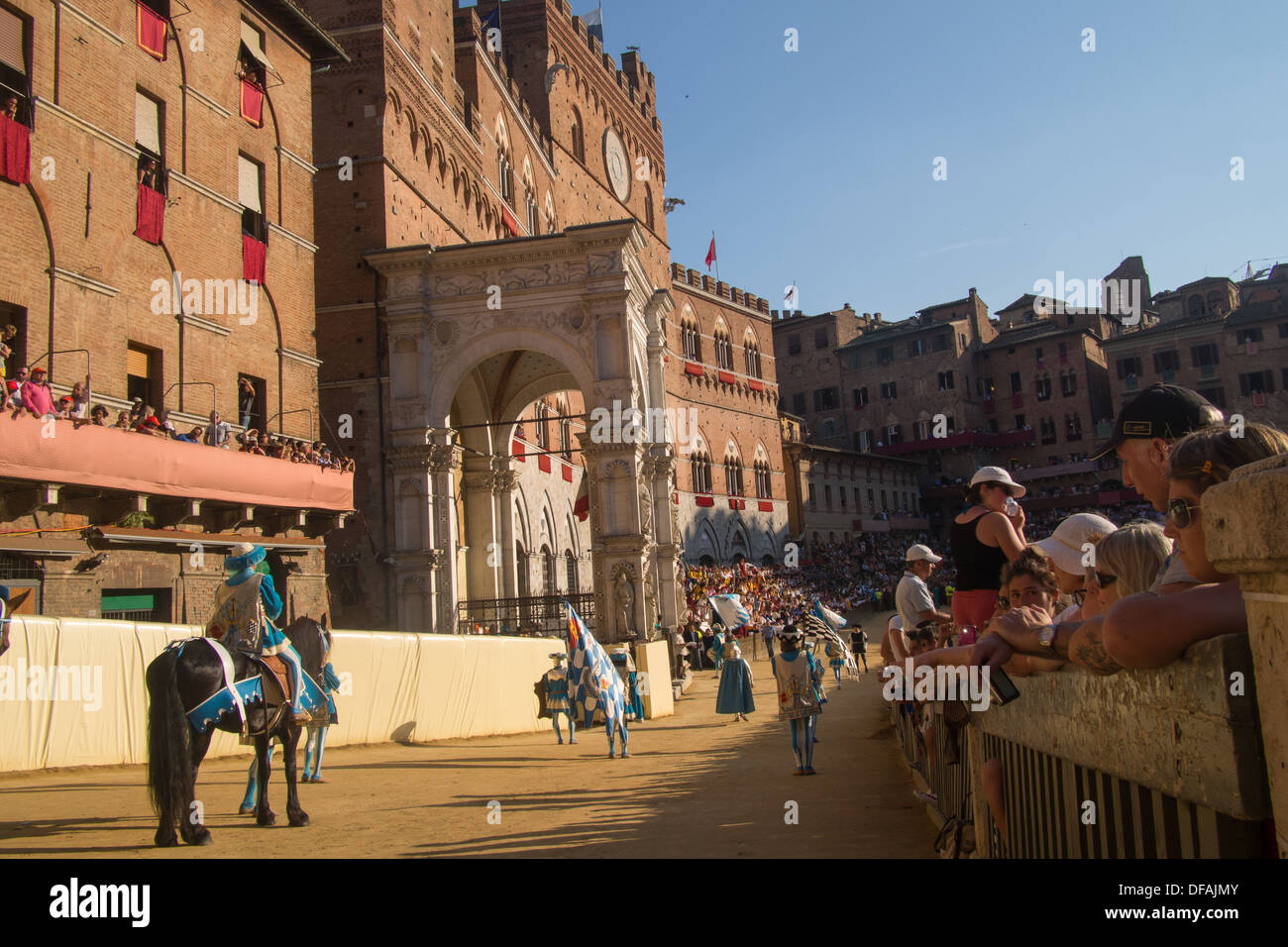 Défilés avant la course de chevaux du Palio à Il Campo (ville médiévale square), Sienne, Toscane, Italie. Banque D'Images