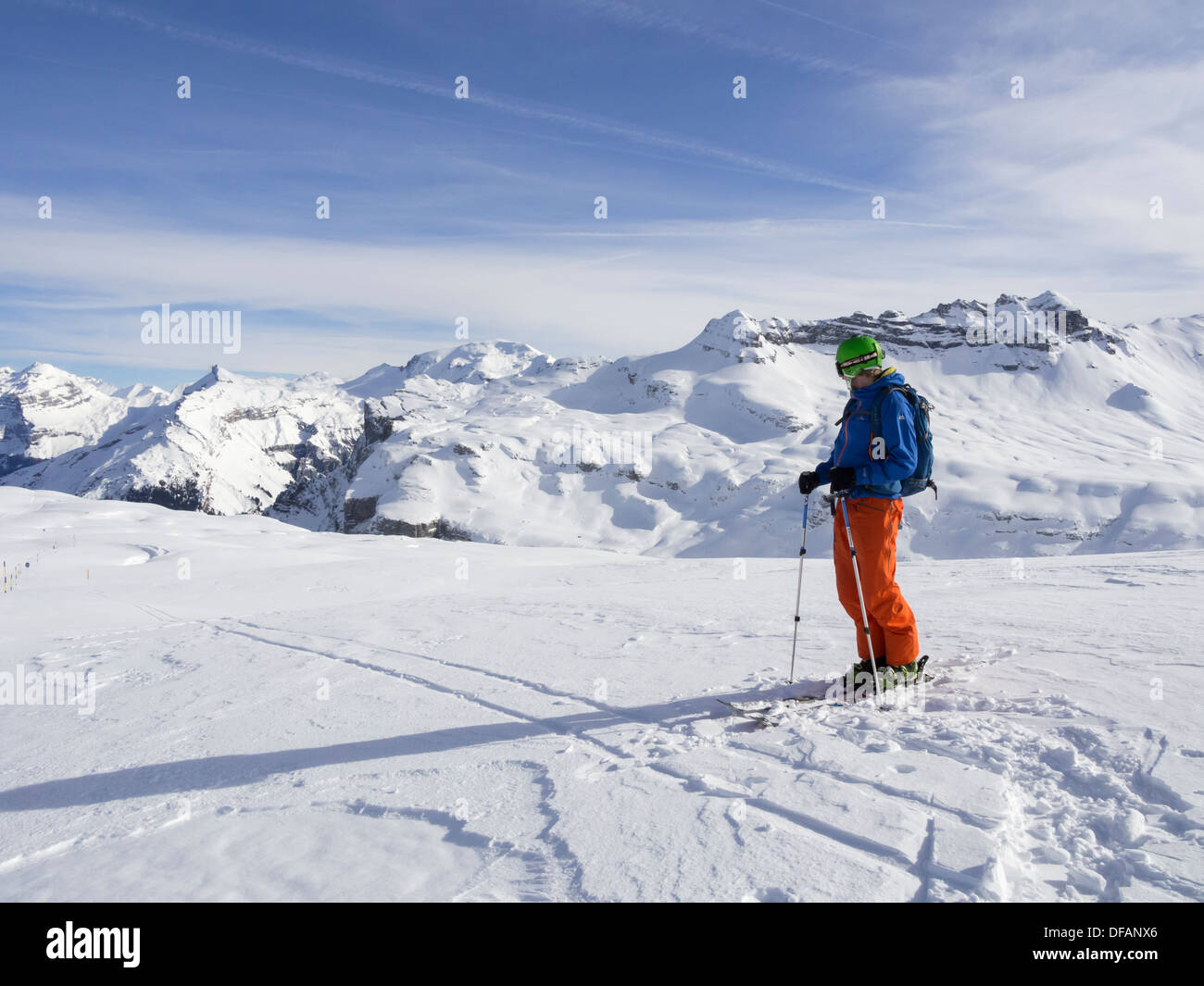 Male skier ski dans le domaine skiable du Grand Massif à la recherche de montagnes aux sommets enneigés des Alpes françaises. Flaine, Rhône-Alpes, France Banque D'Images