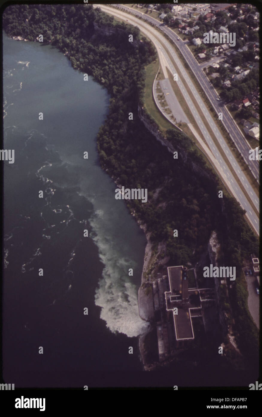 Vue aérienne DE LA RIVIÈRE NIAGARA, montrant les rejets d'EAUX USÉES DE LA VILLE DE NIAGARA FALLS. Cet effluent est clairement... 549497 Banque D'Images