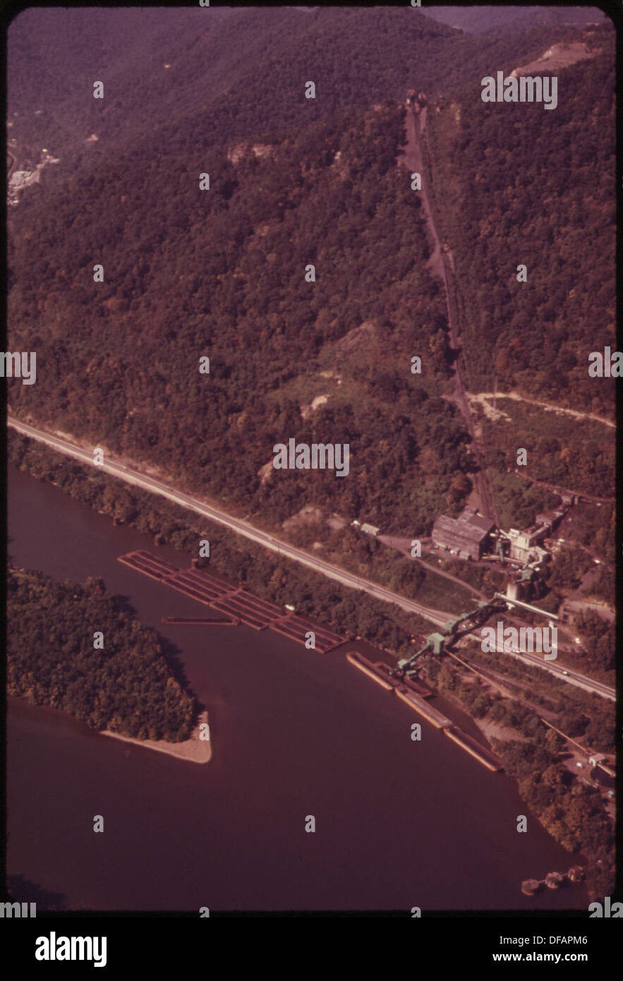 Les barges de charbon, chargées au quai de la mine Harewood, commencent leur voyage sur la rivière Kanawha, mettant en évidence le transport du charbon dans la région. Banque D'Images