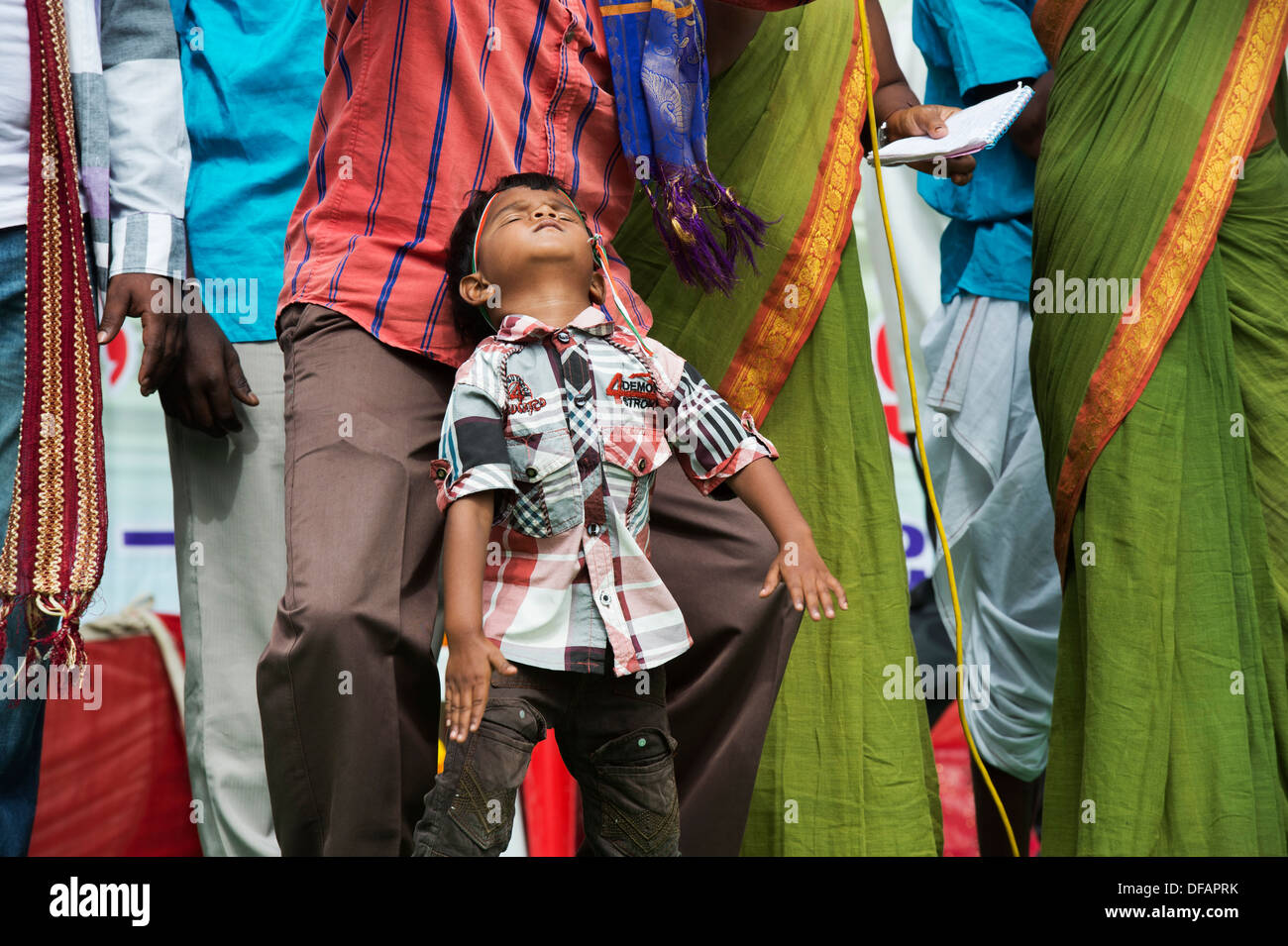 Très jeune garçon indien danse sur scène à un rassemblement. Puttaparthi, Andhra Pradesh, Inde Banque D'Images