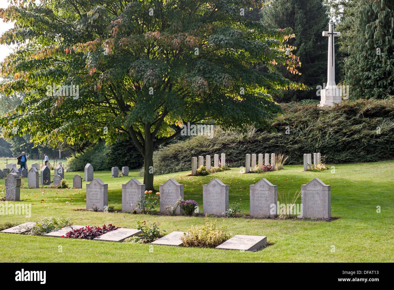 Tombes britanniques et allemandes à la St Symphorien Commonwealth War Graves Commission cemetery, Saint-Symphorien près de Mons, Belgique Banque D'Images
