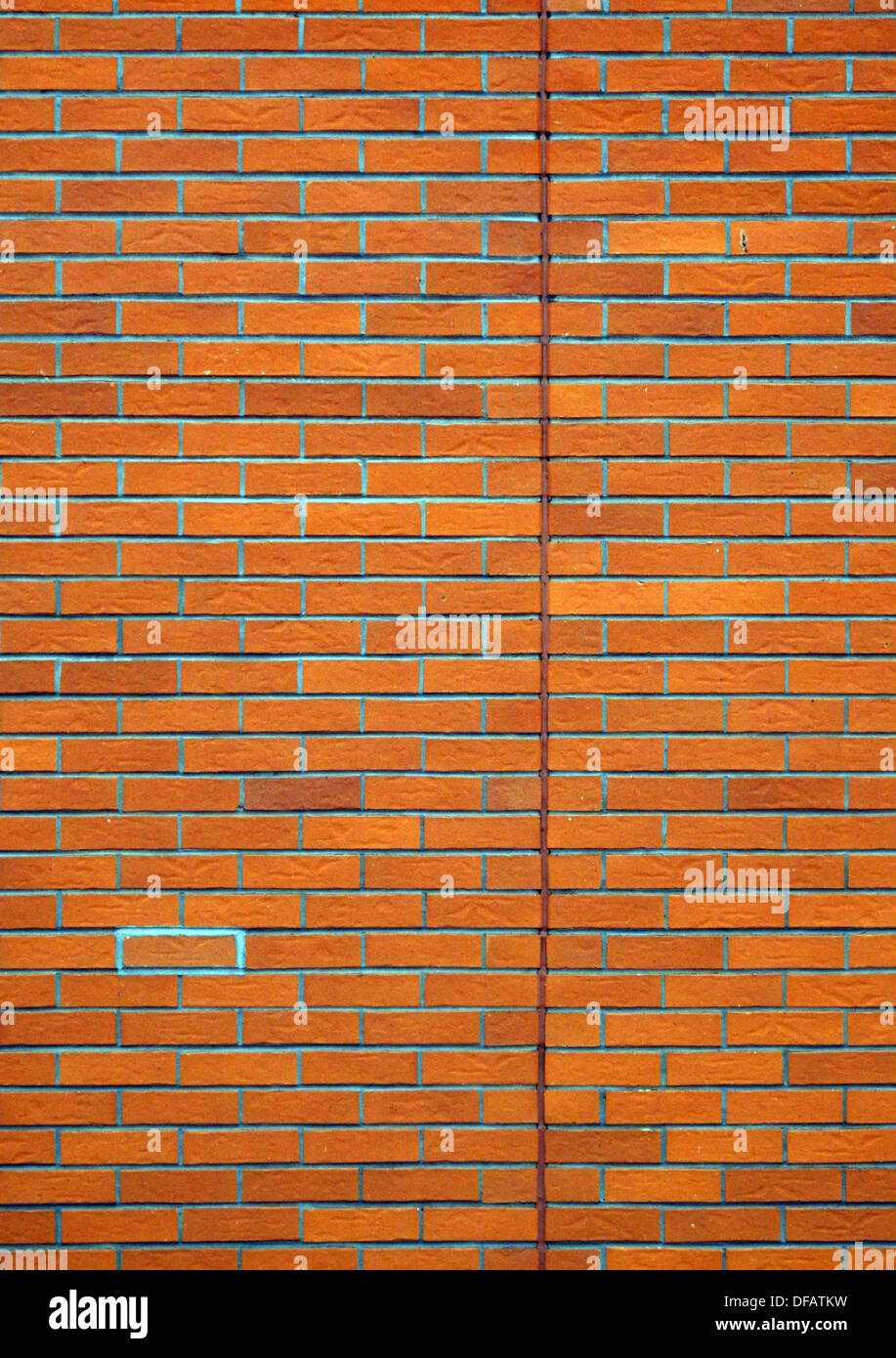 Mur de briques avec une brique pris dans le mortier léger Banque D'Images