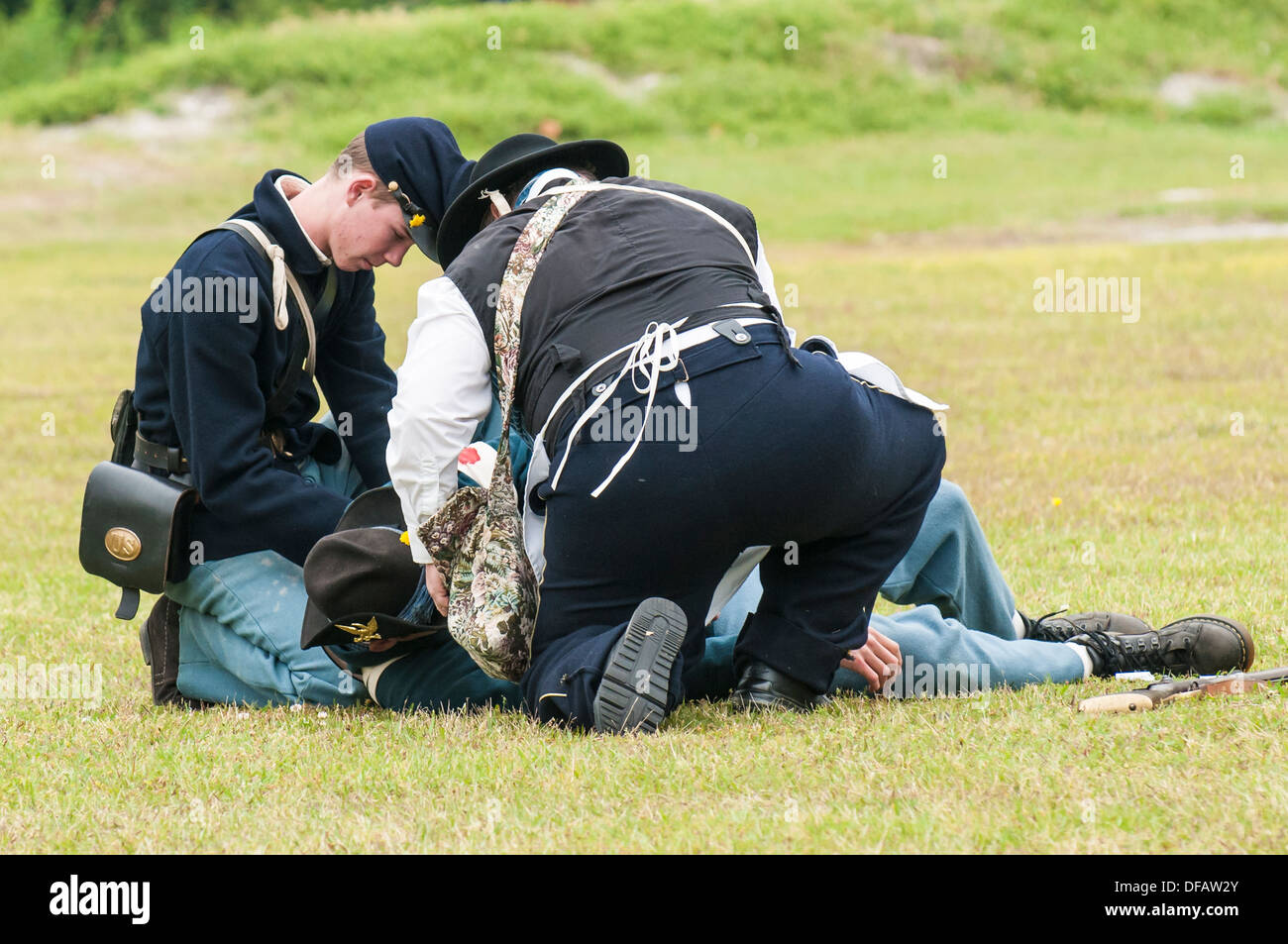 Traitement médical Médecin du nord de l'union sur le Thunder soldats guerre civile de Roanoke dans reenactment Plymouth, Caroline du Nord, USA. Banque D'Images