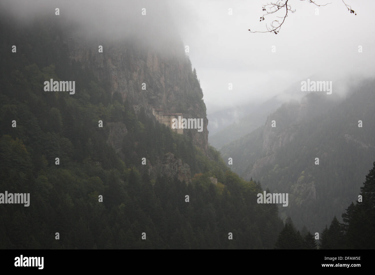 Monastère de Sumela accrochée au flanc de la montagne près de Trabzon, Turquie. Banque D'Images