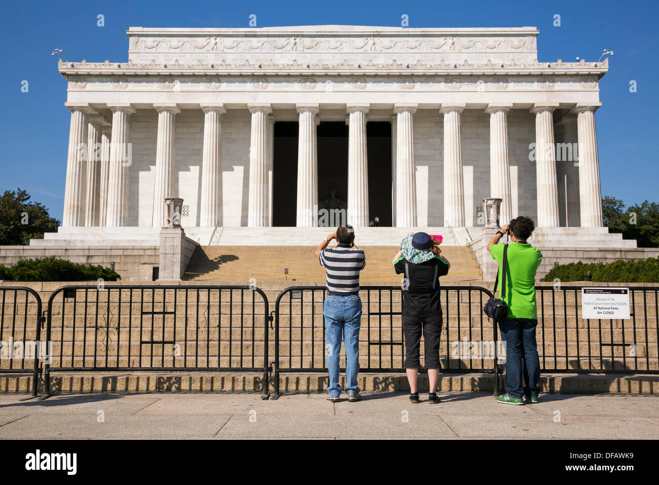 Washington DC, USA. 06Th Oct, 2013. Le Lincoln Memorial est fermé et barricadées en raison de la fermeture du gouvernement le 1 octobre 2013 à Washington, DC. Le gouvernement fédéral américain fermer à minuit après que le Congrès a été incapable d'adopter un projet de loi de financement sur un différend à l'Obamacare defund. Credit : Kristoffer Tripplaar/Alamy Live News Banque D'Images