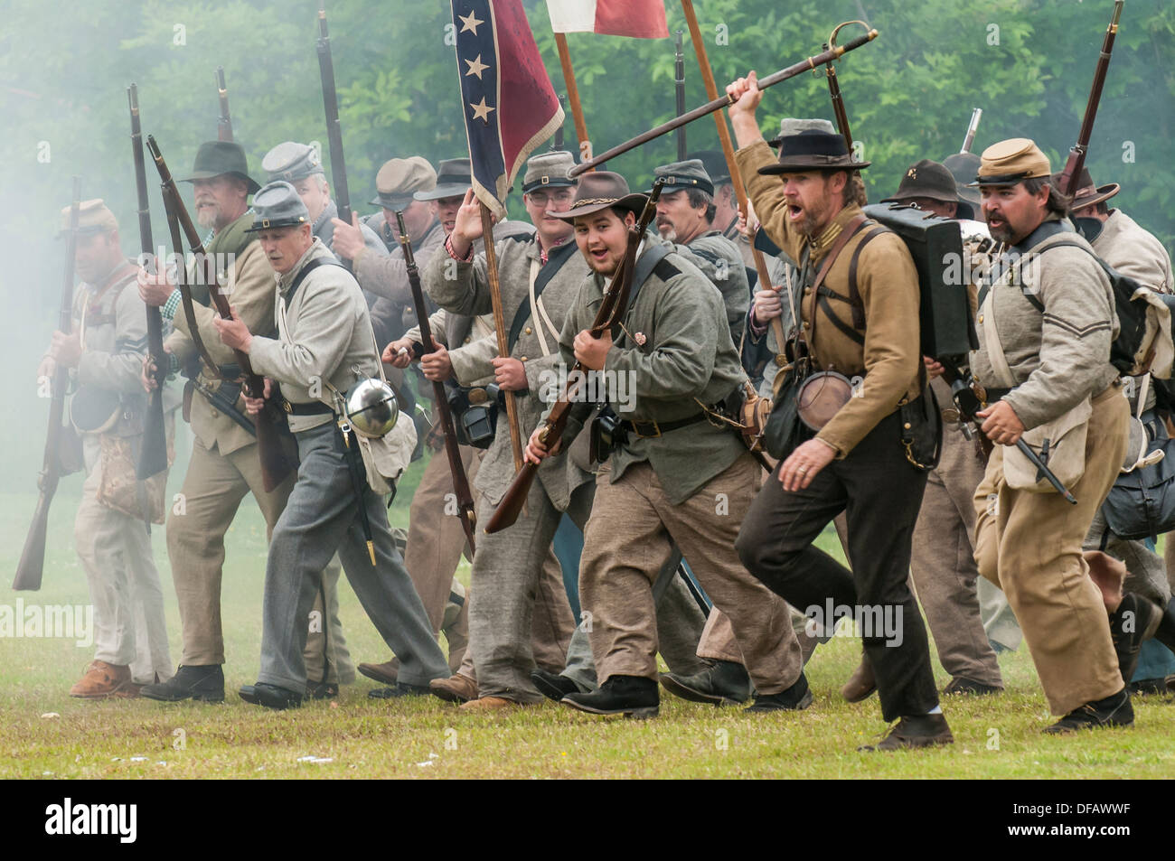 Les soldats confédérés au Thunder Bay sur la reconstitution de la guerre de Sécession de Plymouth, en Caroline du Nord, aux États-Unis. Banque D'Images