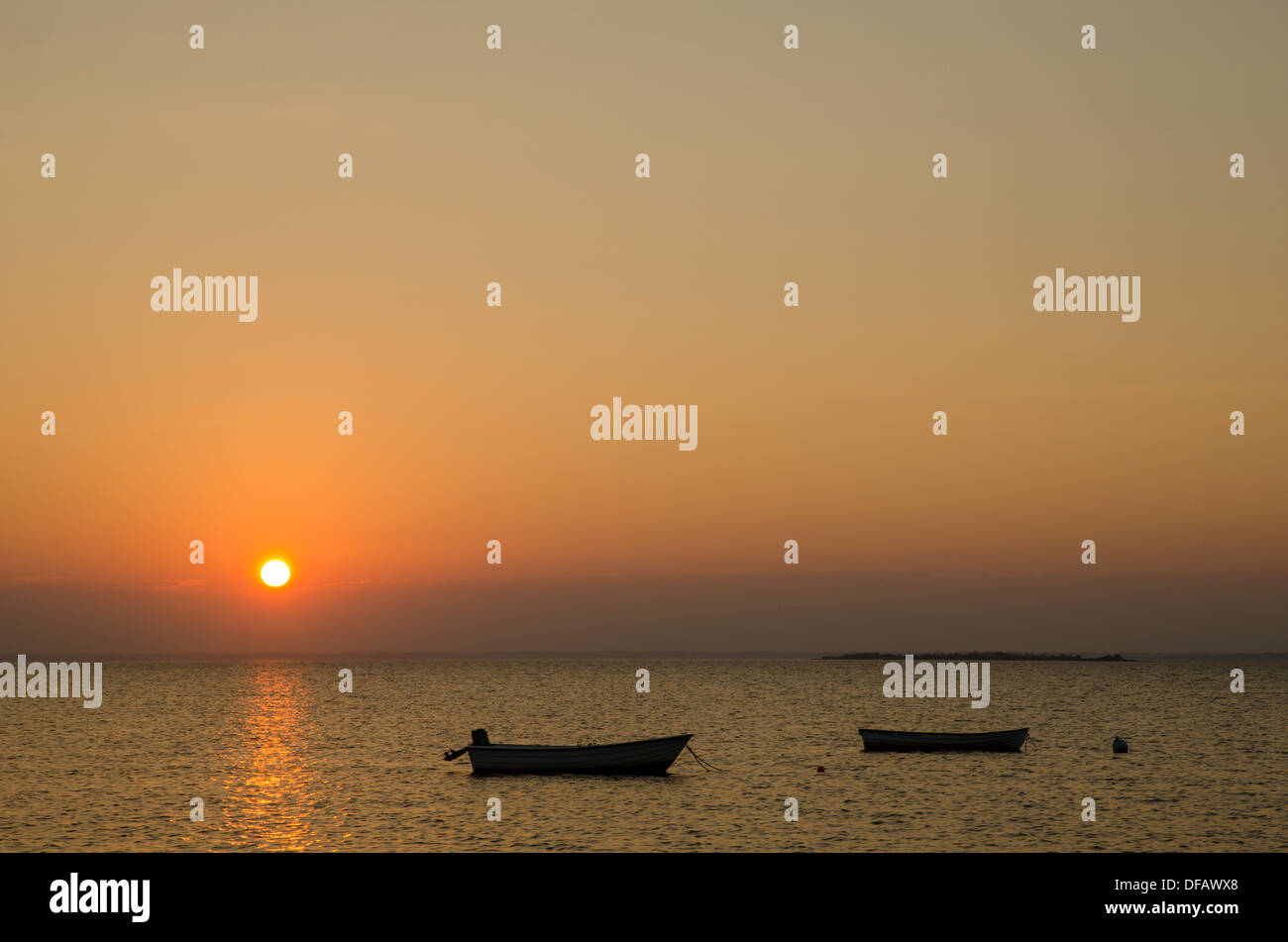 Les barques au coucher du soleil par la côte de l'île suédoise Oland. Banque D'Images