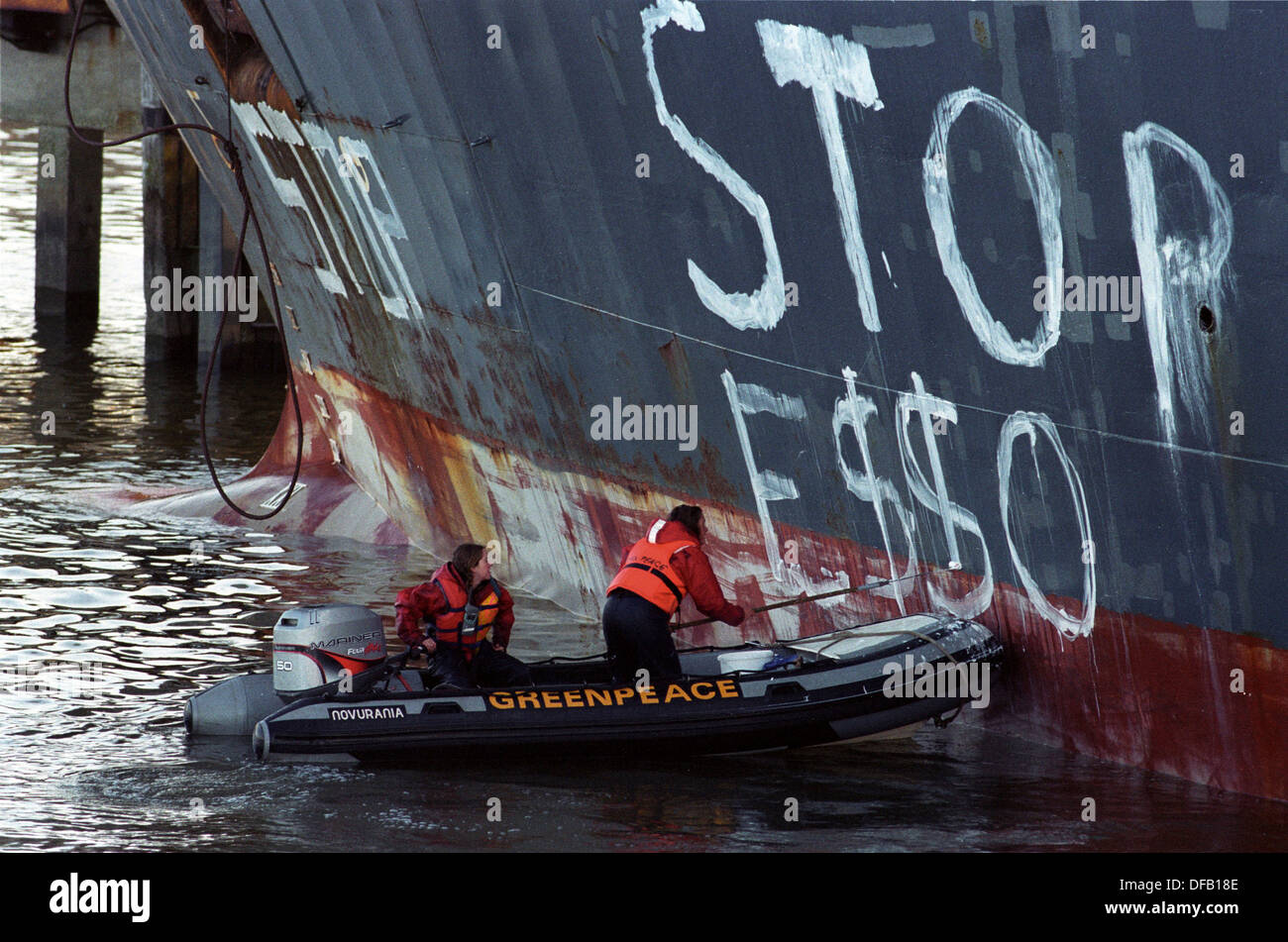 Des militants de Greenpeace a bloqué les pétroliers Esso de quitter le port Jerome après raffinage le Rainbow Warrior remonte la Seine Banque D'Images