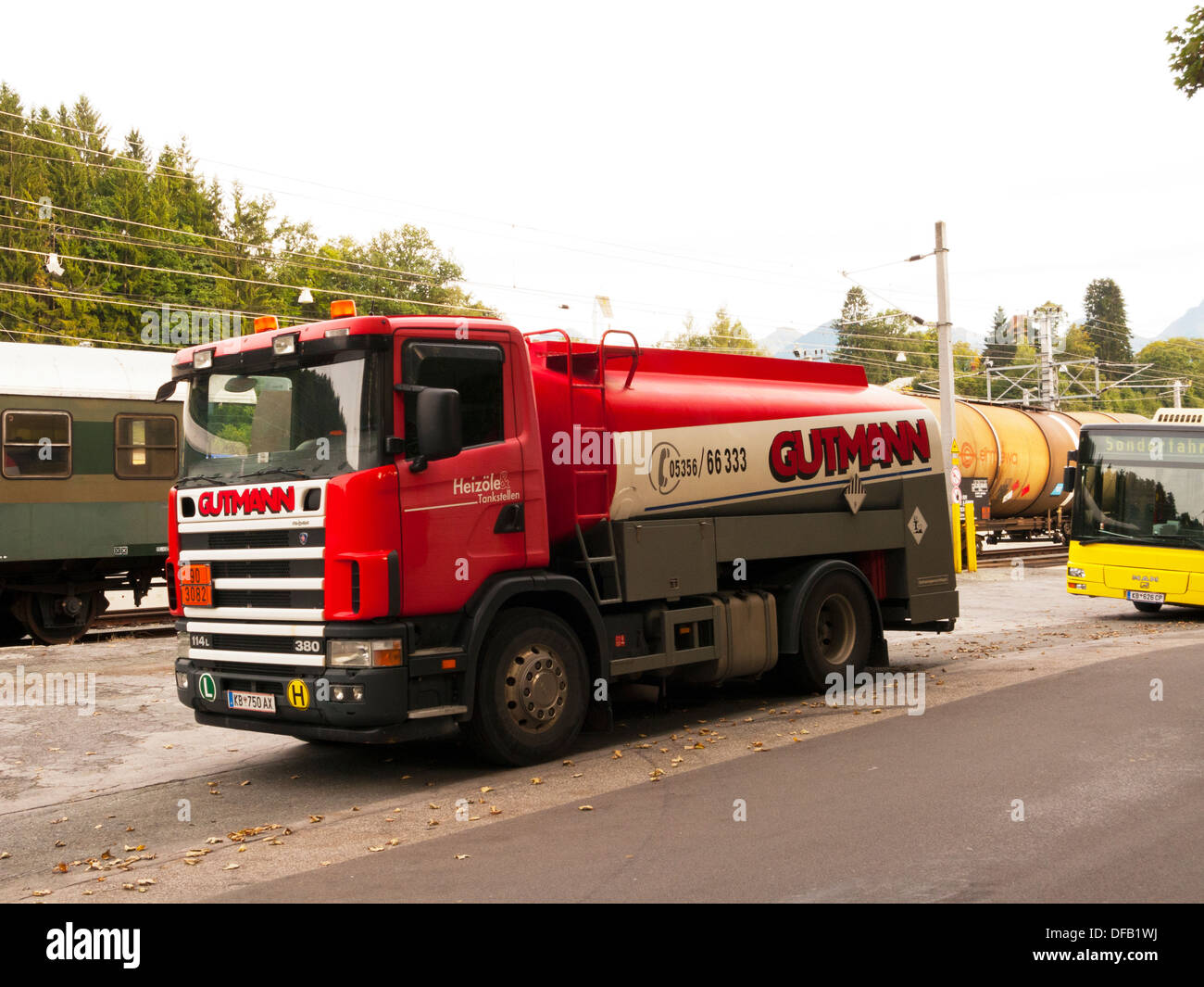 Autriche kitzbuhel Europe camion-citerne de carburant gutmann handel heizole en stationnement Banque D'Images