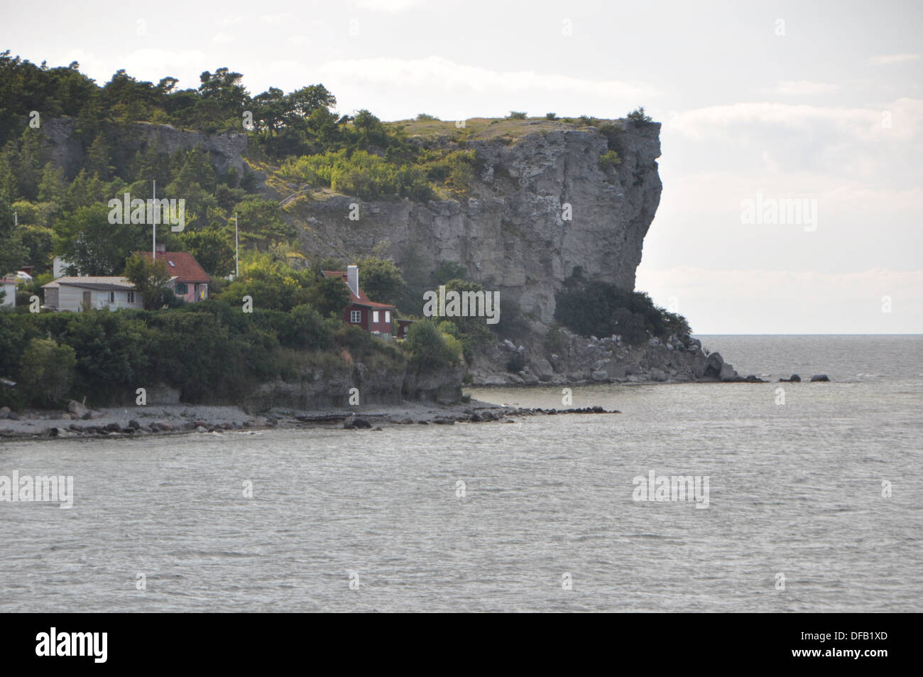 C'est la ligne de côte située au sud de Gotland Visby en Suède. Le nom de l'endroit est Högklint. Banque D'Images