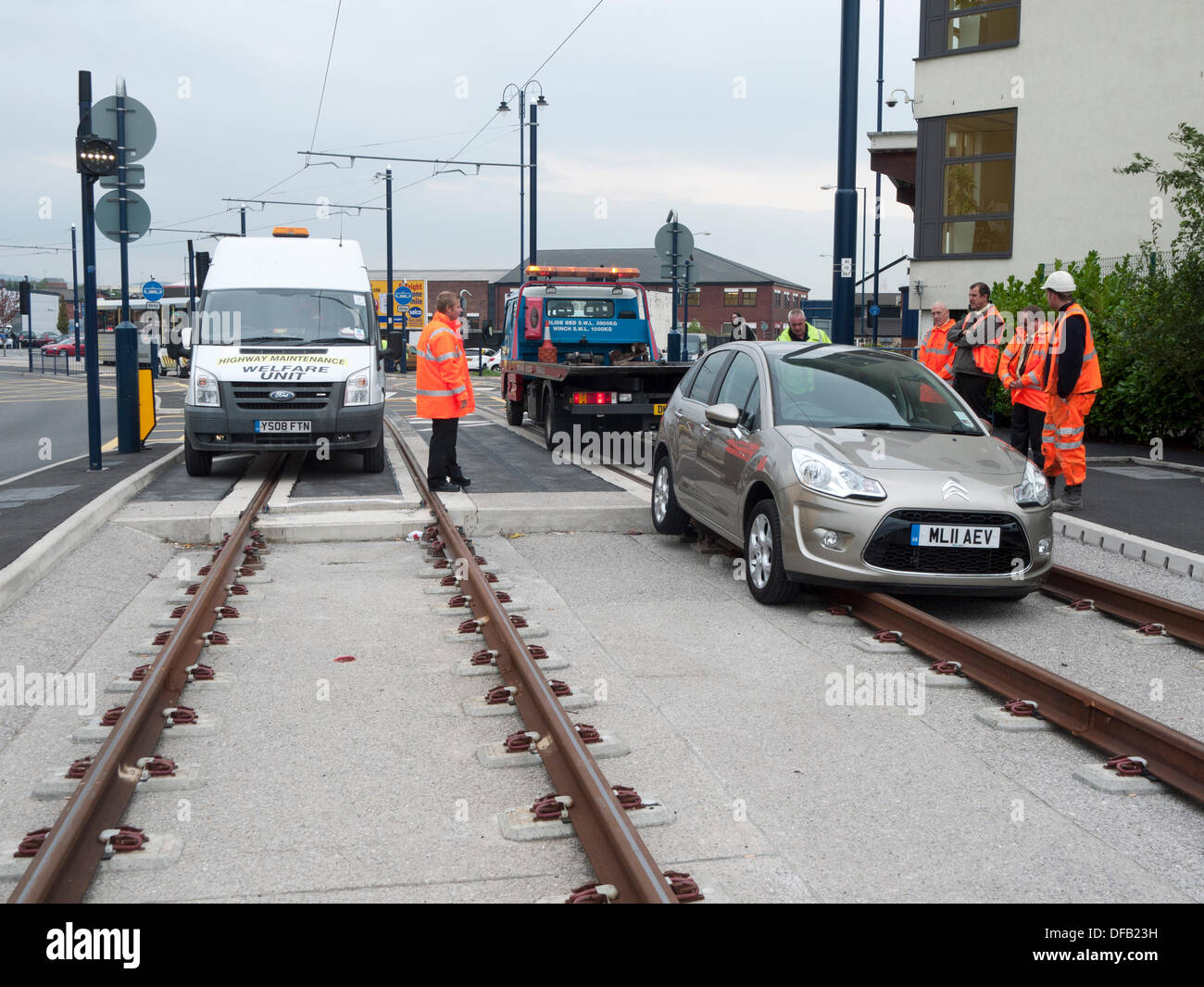 Ashton-under-Lyne, Greater Manchester, UK. 06Th Oct, 2013. Une voiture a été conduit sur les nouvelles voies de tram Metrolink près du centre de Ashton-under-Lyne, qui n'a pas encore ouvert pour le transport de voyageurs. Il n'y a pas de blessés. La dernière phase de l'essai a commencé hier (30 septembre) et le plein de passagers devraient commencer la semaine prochaine sur le 09 octobre. Credit : Vincent Lowe/Alamy Live News Banque D'Images
