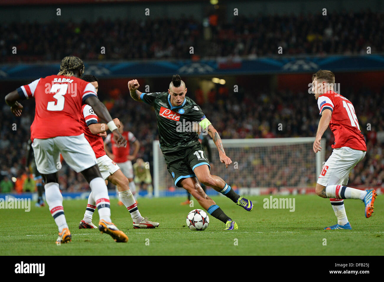 Londres, Royaume-Uni. 06Th Oct, 2013. Le milieu de terrain de Naples, Marek Hamsík à partir de la Slovaquie s'exécute à la défense d'Arsenal pendant le match de la Ligue des Champions entre Arsenal à partir de l'Angleterre et Naples à partir de l'Italie a joué à l'Emirates Stadium, le 01 octobre, 2013 à Londres, en Angleterre. © Mitchell Gunn/ESPA/Alamy Live News Banque D'Images