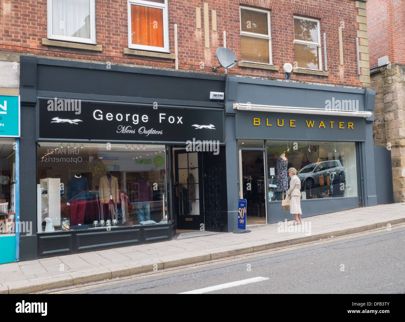 2 boutiques de vêtements sur la high street, dans la ville de Belper Derbyshire, Royaume-Uni. Banque D'Images