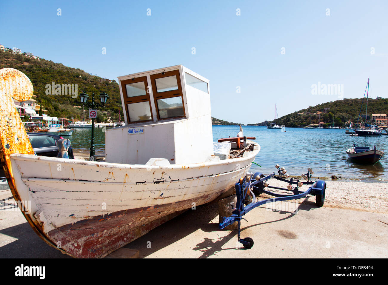 Petit bateau de pêche en bois traditionnel dans le village de Sivota Lefkas Lefkada île grecque Grèce Harbour Harbour Banque D'Images