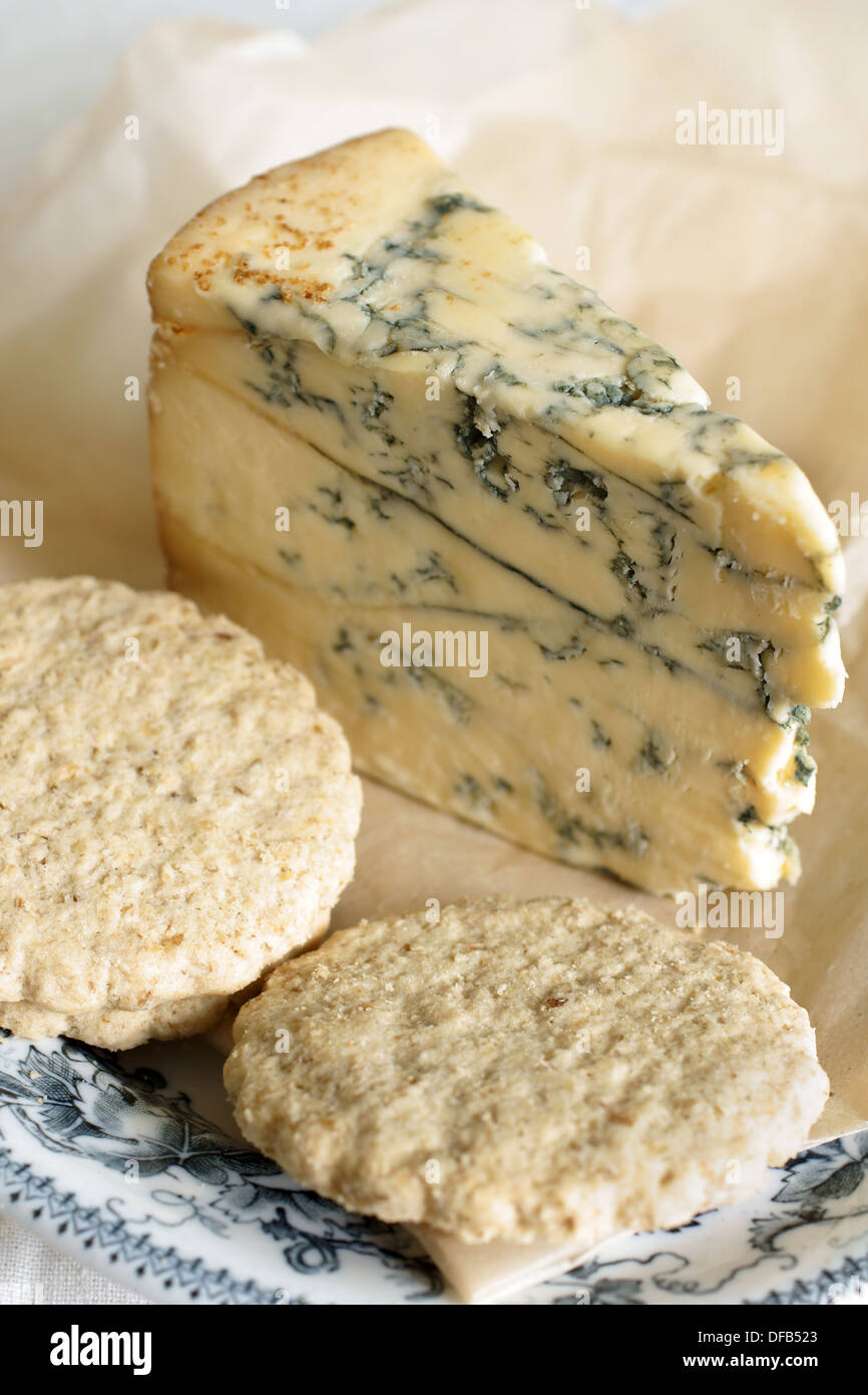 Sur le fromage stilton de papier parchemin avec des biscuits d'avoine Banque D'Images