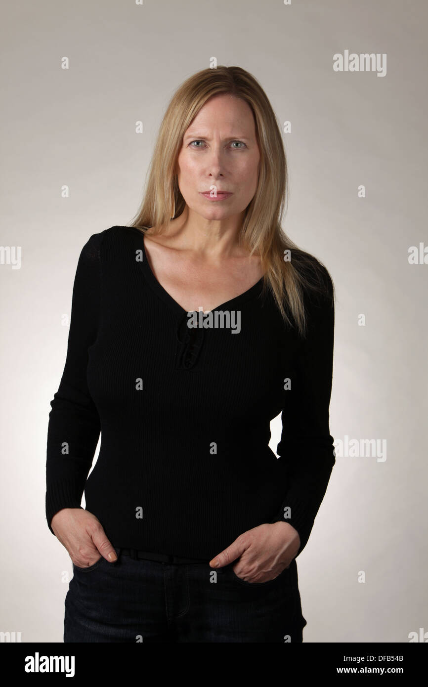 Cool belle femme d'âge moyen avec les mains dans les poches, USA Banque D'Images