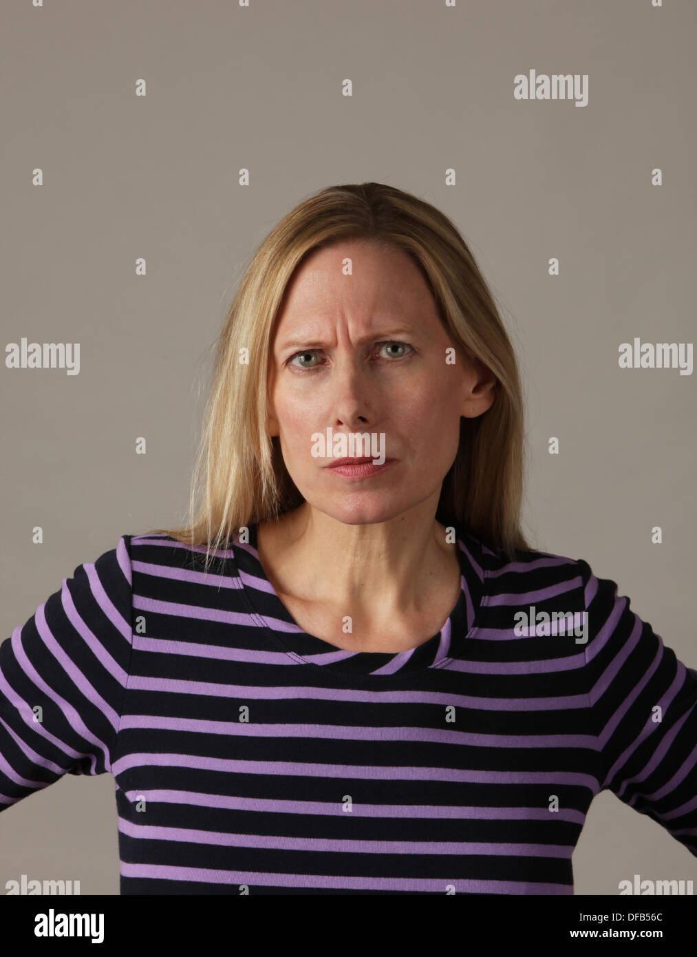 Stern et serious attractive young woman looking at camera, USA Banque D'Images