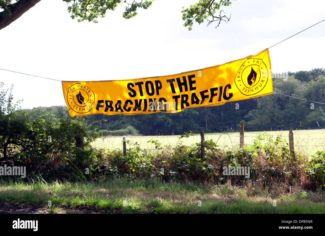 Arrêter le trafic de fracturation banner tendu entre deux arbres de chêne à proximité d'un projet de site de forage à Fernhurst. West Sussex Banque D'Images