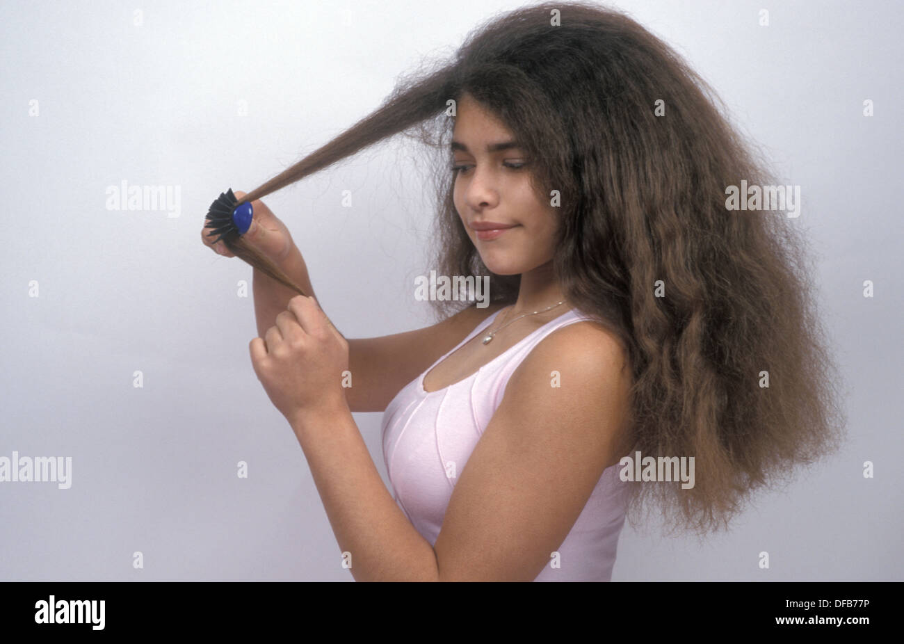 Bi-raciale girl brushing ses beaux cheveux longs Banque D'Images