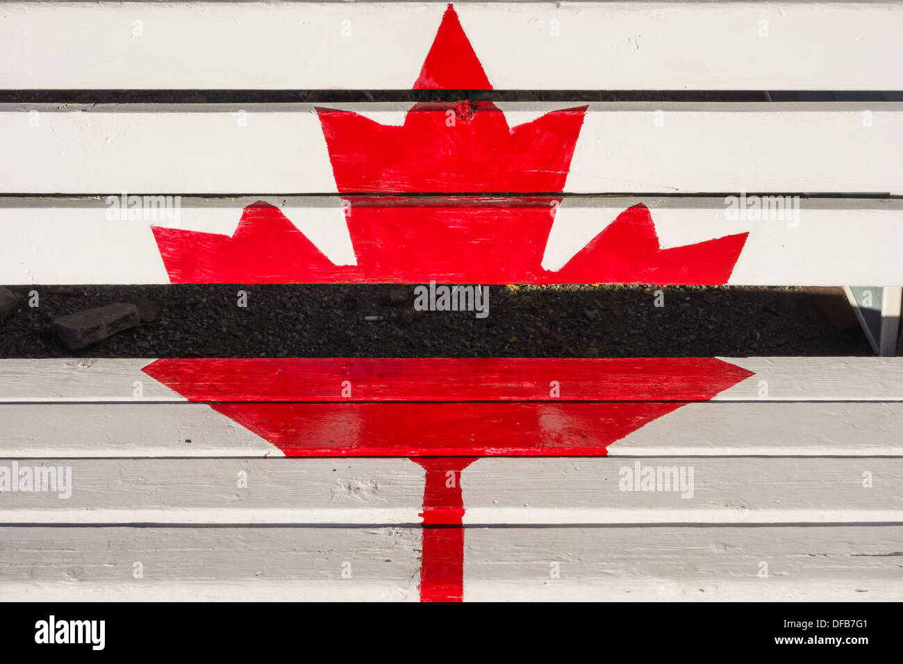 Banc avec drapeau canadien peint à Stoney Creek, Ontario Banque D'Images