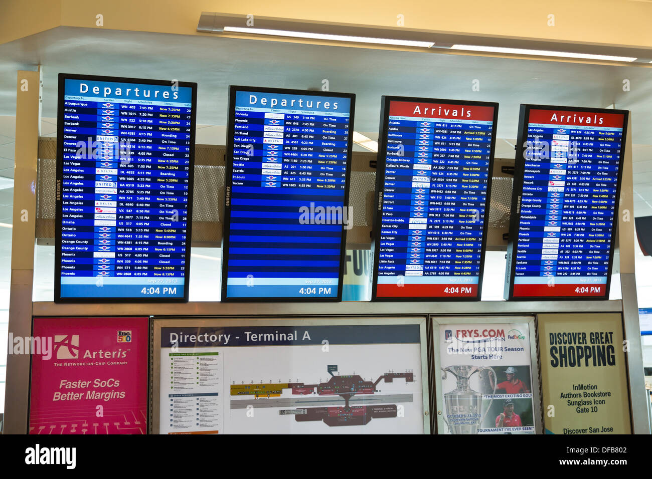 Départs et arrivées compagnies aériennes moniteurs dans un terminal Y. Norman Mineta San Jose International Airport, Californie, USA Banque D'Images