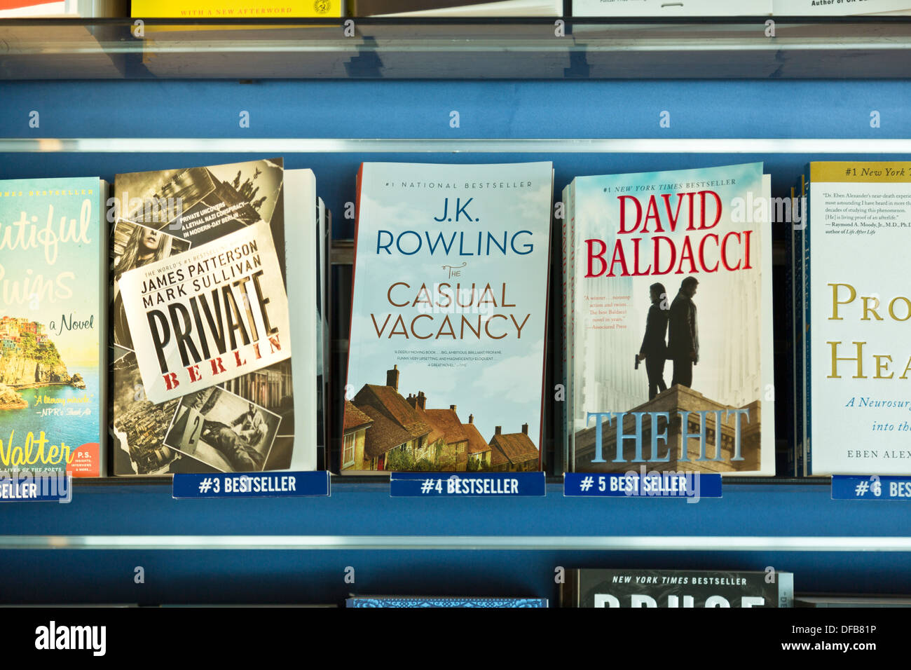 Plateau livres bestsellers JK Rowling The Casual Vacancy David Baldacci le frapper James Patterson Mark Sullivan Berlin Privé Banque D'Images